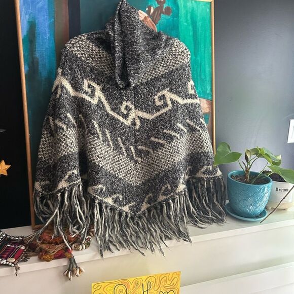 Steve Madden Gray and Cream Poncho One Size - Picture 3 of 16